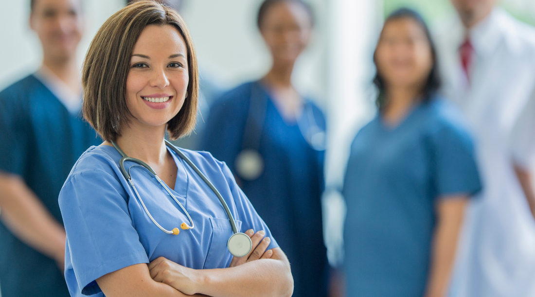 Casaca Sanitaria Mujer: Comodidad y Estilo Profesional
