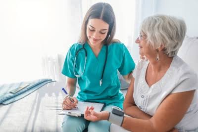 Ropa de trabajo para residencias de mayores: guía por rol, tejido y normativa del sector sociosanitario