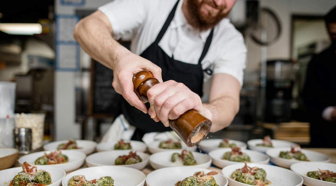Tendencias de vestimenta para la industria hotelera y de servicios de alimentación 2025