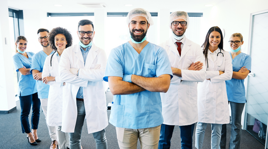 Cómo elegir el uniforme de trabajo ideal para tu sector: Guía completa 2025